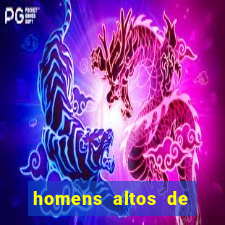 homens altos de pau grande